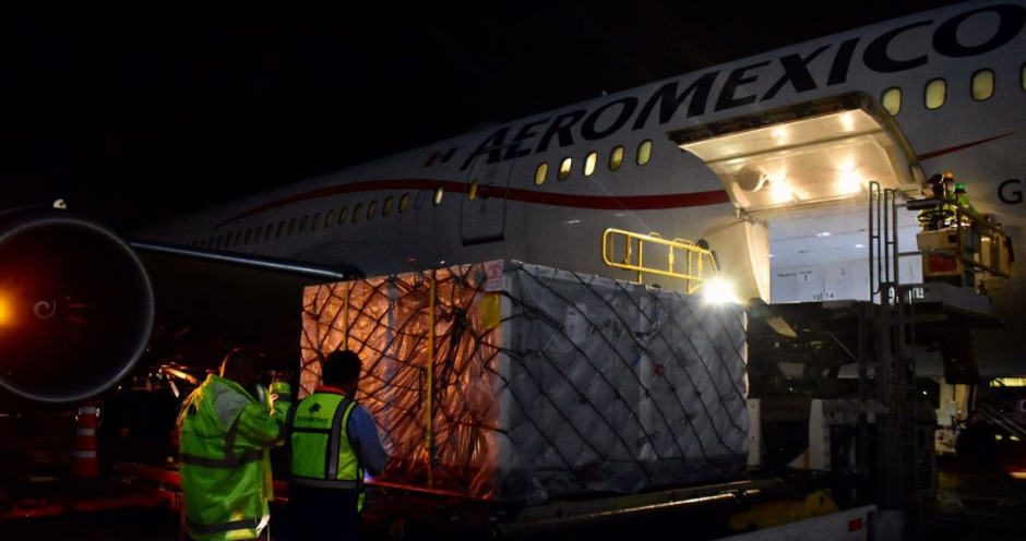 Arriba a México nuevo embarque de vacunas contra el COVID-19 de AstraZeneca 