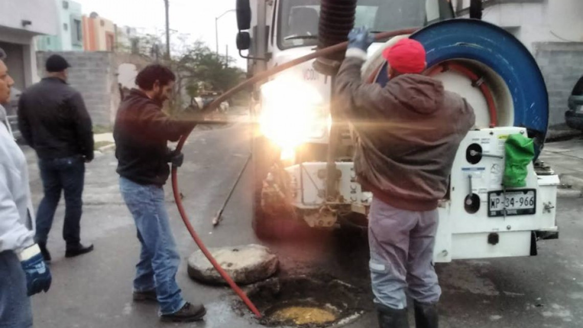 Comapa trabaja con equipo vactor