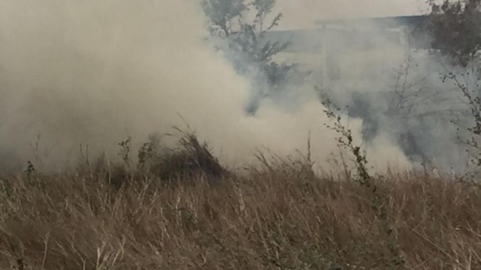 Se disparan incendios en solares baldíos