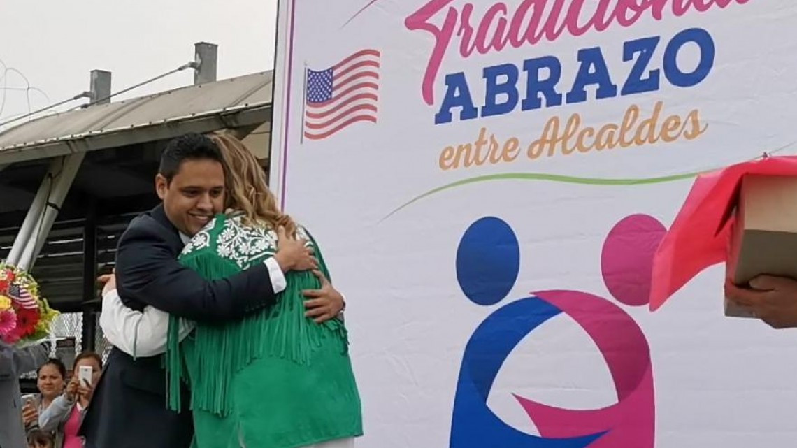 Presiden Alcaldes de Reynosa e Hidalgo, ceremonia del abrazo
