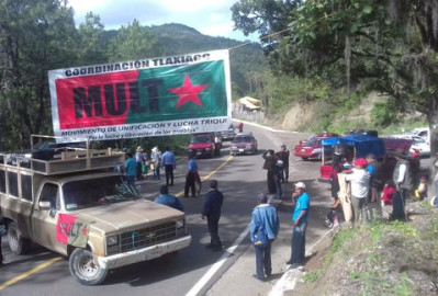 Bloquean carreteras de Oaxaca para exigir recursos