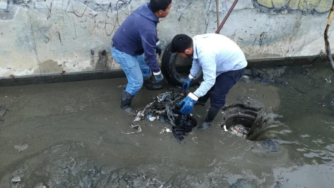 Comapa trabaja con equipo vactor
