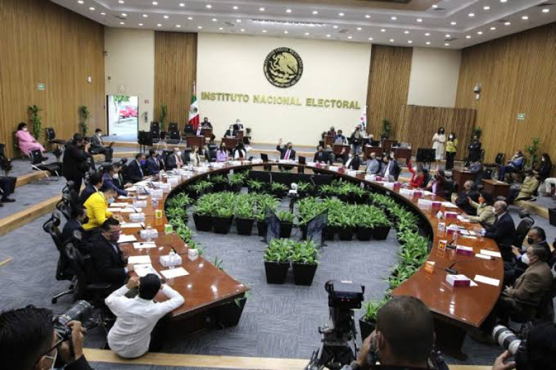 Aplazan proceso de elección de consejeros del INE hasta febrero