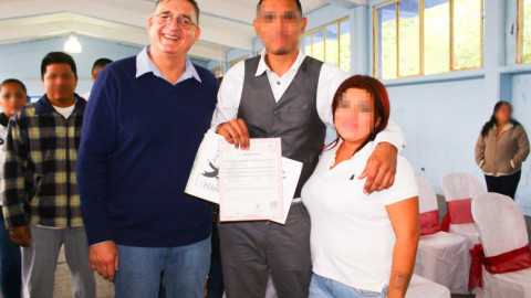 Ofrece DIF certeza legal a 21 parejas en CEDES