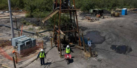 Familias de mineros en Coahuila aceptan el plan de rescate que podría tardar hasta un año