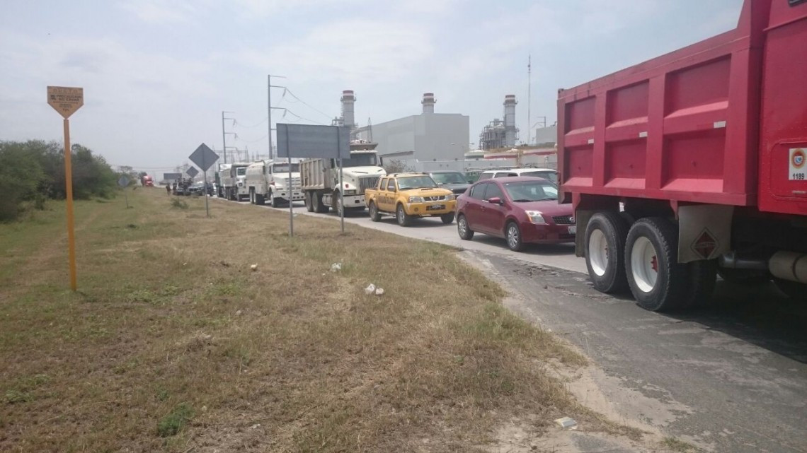 A pesar de fuertes vientos, playa tesoro registra afluencia