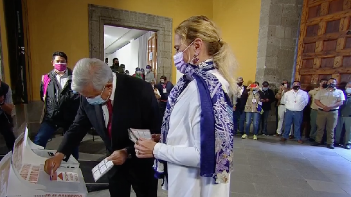 Emite AMLO su voto en el Museo de Arte de la SHCP 