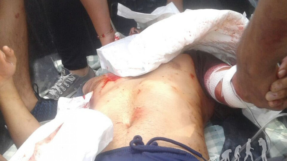 Se enfrentan normalistas con Policía de Michoacán, un herido