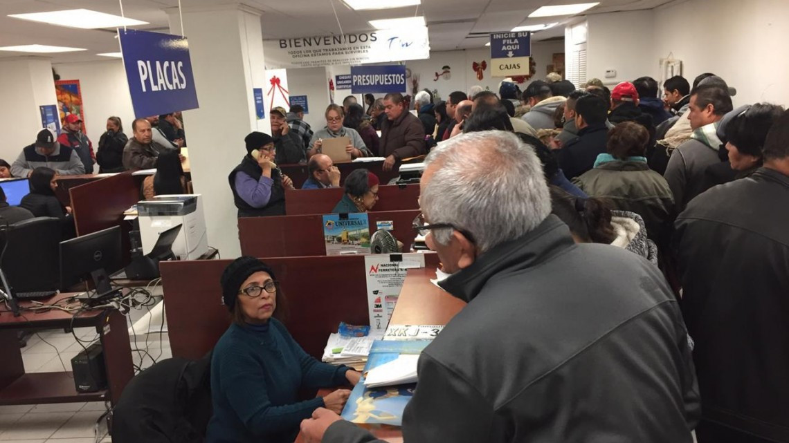 Largas filas en la fiscal para trámite de placas nuevas