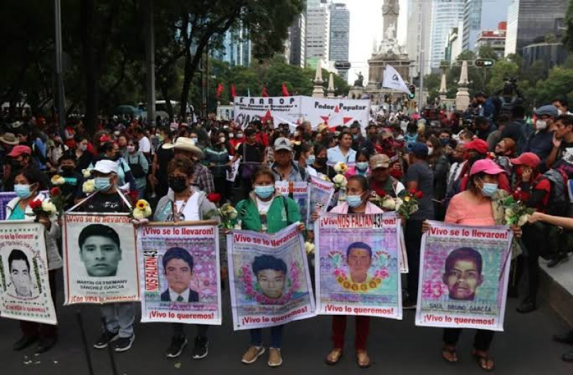 Concluye marcha por los 43 de Ayotzinapa, con peticiones de justicia