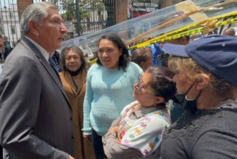 El secretario de Gobernación responde molesto a madre de desaparecido 