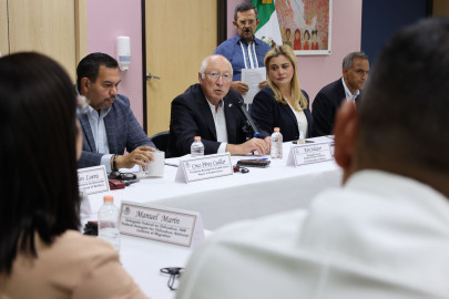 Es una ofensa para México la colocación de boyas: Ken Salazar