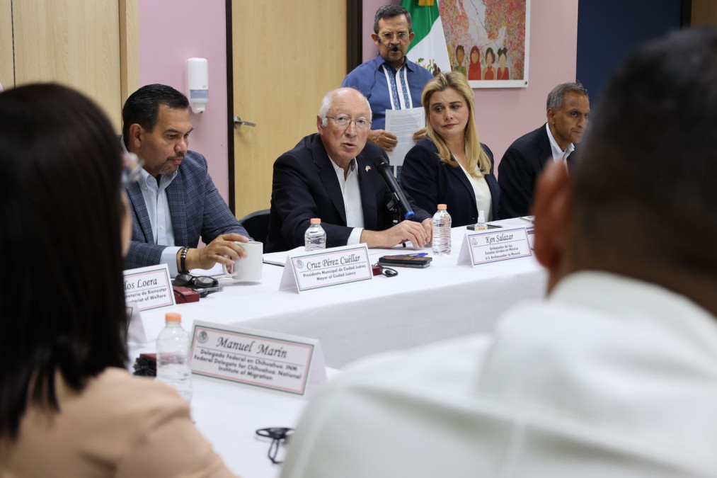 Es una ofensa para México la colocación de boyas: Ken Salazar