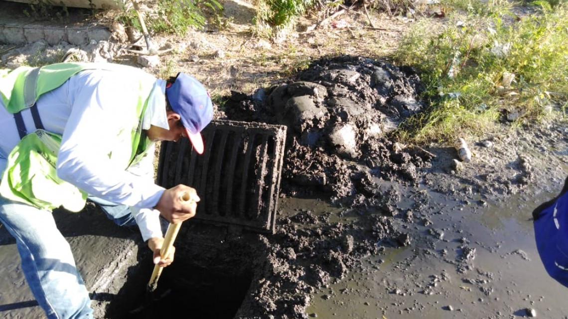 COMAPA baja niveles en línea de drenaje