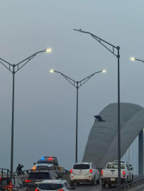 Rescatan a hombre que quería lanzarse de puente vehicular