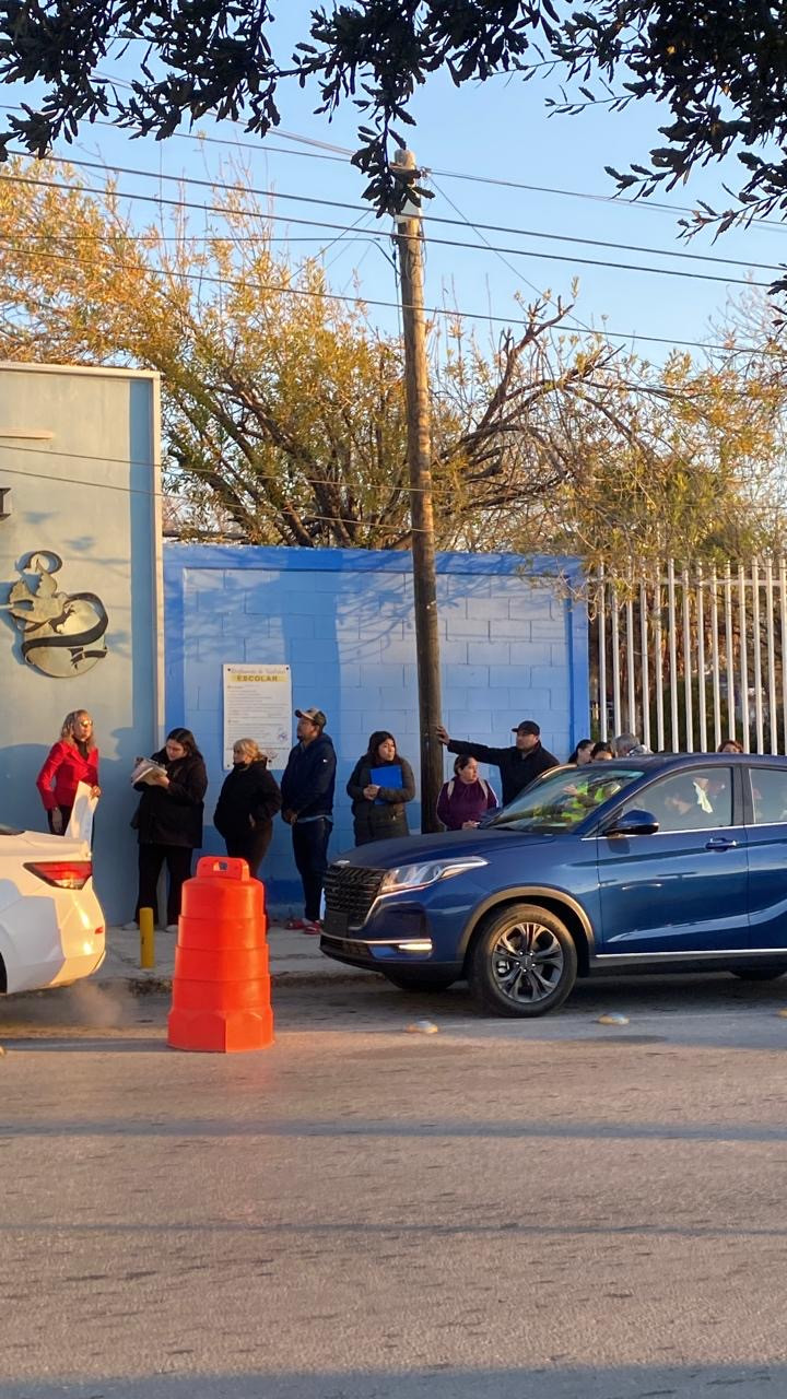 Padres de familia desafían el clima por un lugar para sus hijos en escuelas de educación básica
