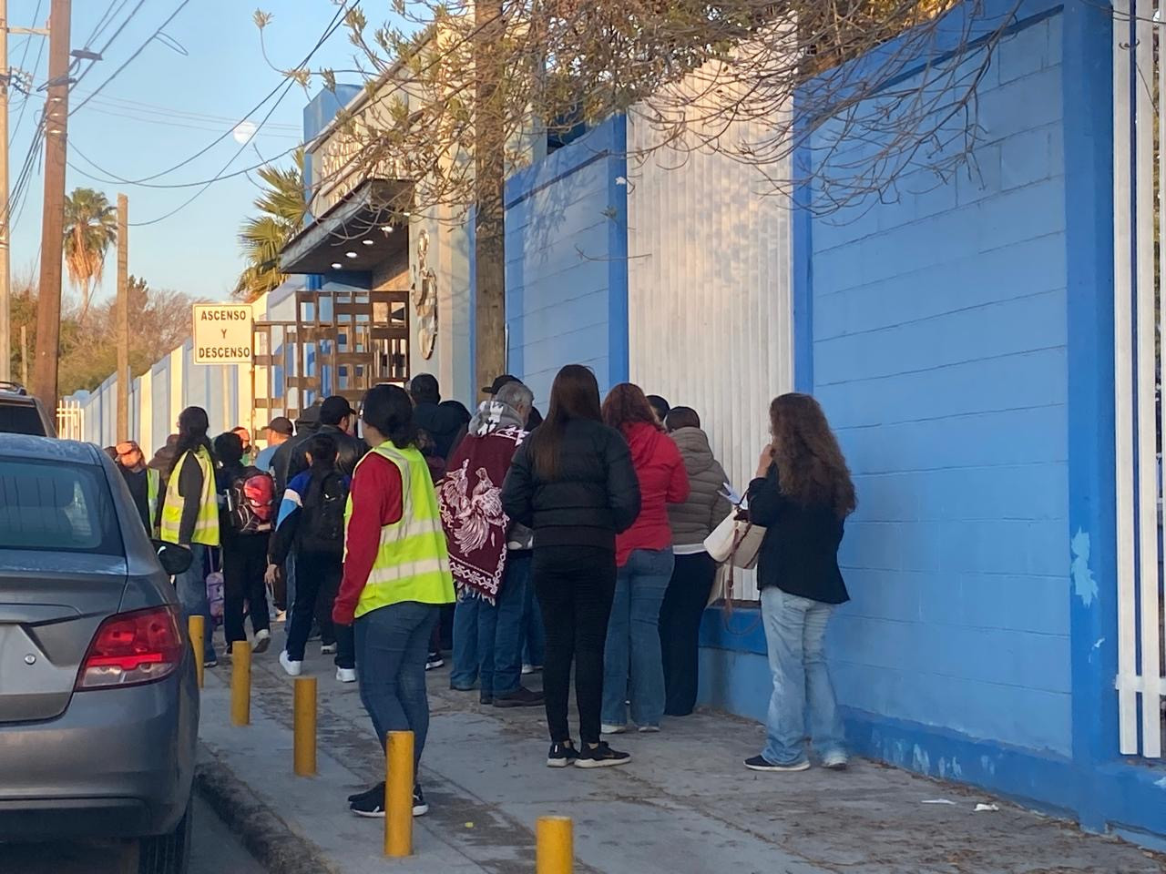 Padres de familia desafían el clima por un lugar para sus hijos en escuelas de educación básica