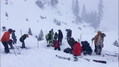 Buscan a nueve esquiadores desaparecidos tras avalancha en  en California