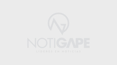 Árbol de 100 años cae sobre dos camionetas en Tampico