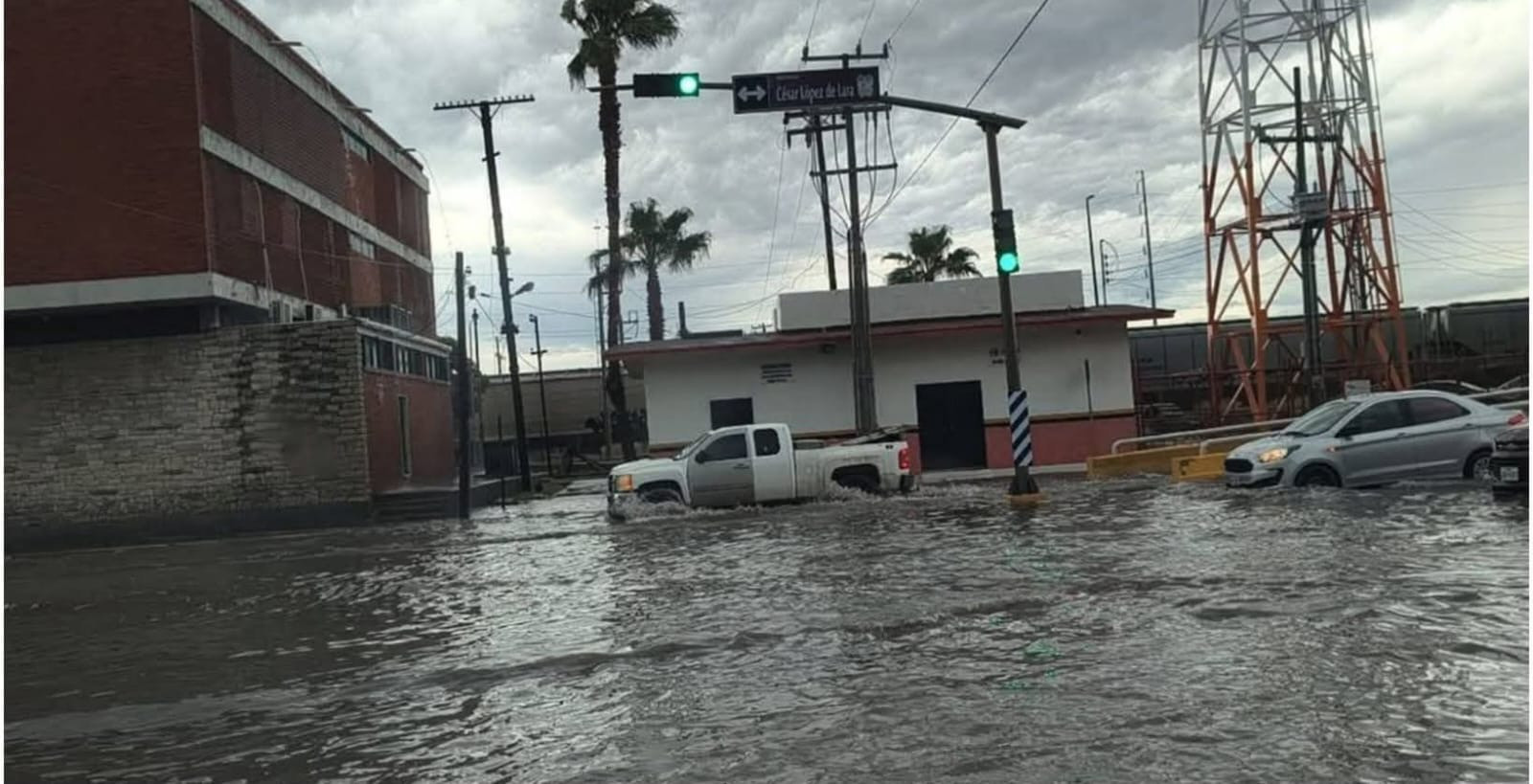 Registra Nuevo Laredo 27 mm de lluvia; basura obstruye desagüe de vialidades