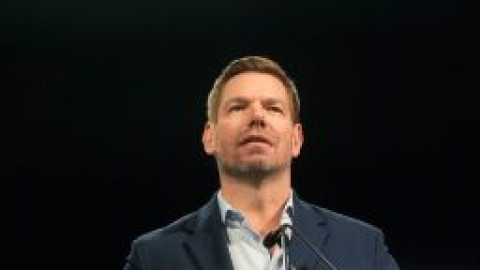 Renuncia Eric Swalwell al Congreso de EU tras denuncias de conducta sexual indebida