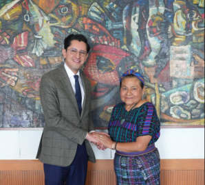 Rigoberta Menchú es nombrada Alta Consejera de México en derechos de mujeres e indígenas