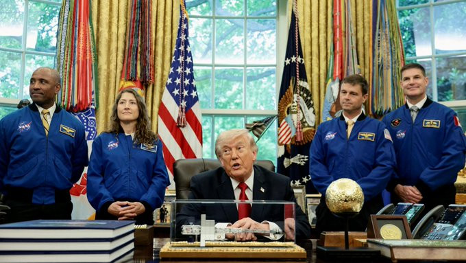 Trump reconoce a astronautas de Artemis II por histórica misión a la órbita lunar