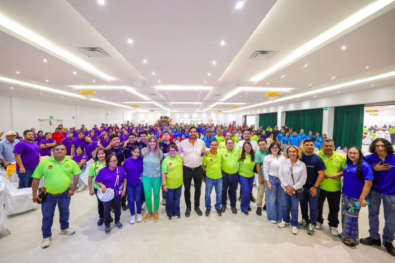 Carlos Peña Ortiz celebra a trabajadores de maquila en Reynosa