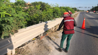 Instalación y mantenimiento de defensas metálicas para seguridad de automovilistas