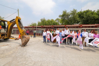 Dio Carlos Peña Ortiz banderazo a pavimentación de la calle 2 de Febrero en La Presa