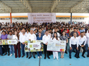 Encabeza el rector Dámaso Anaya entrega de becas a 493 estudiantes de la UAT