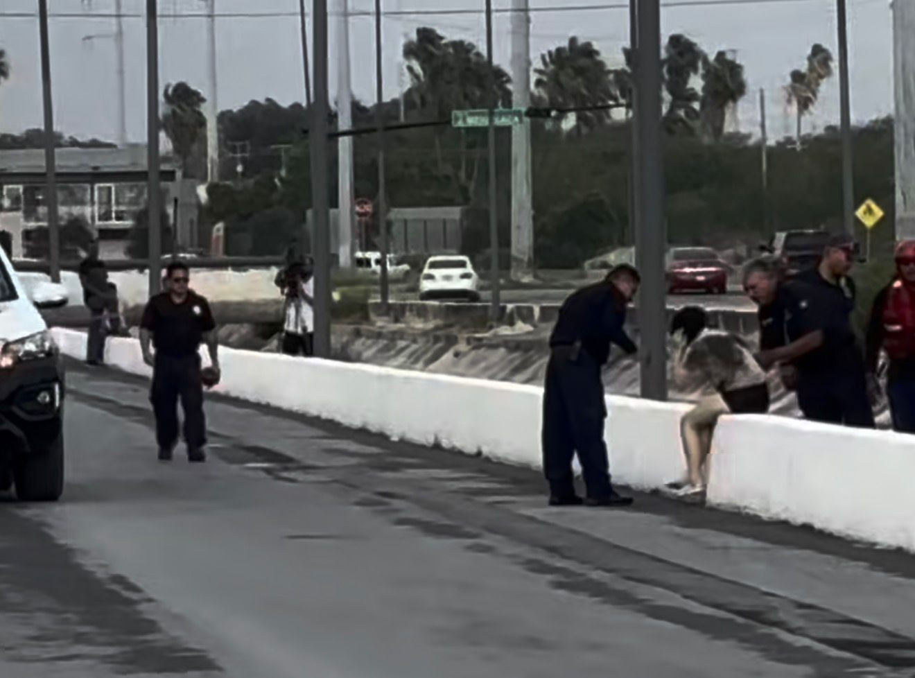 Cuerpos de emergencia rescatan a menor en el “dren de las Mujeres”
