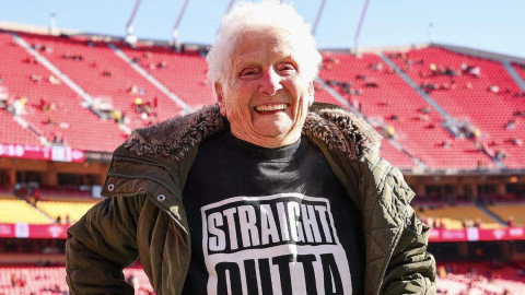 Abuela de 99 años rompe récord Guinness tras hacer crowd surfing en concierto de Texas