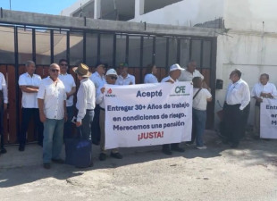 Jubilados de Pemex y CFE protestan por descuentos aplicados a sus pensiones