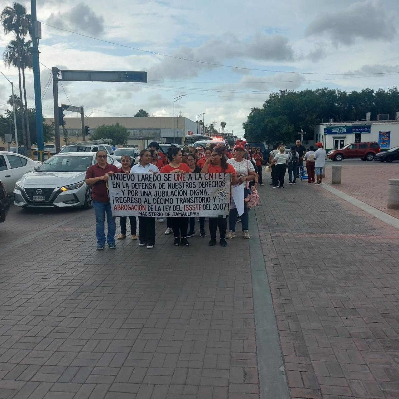 Maestros de Nuevo Laredo se movilizan en apoyo a contingente nacional, contra la Ley del ISSSTE