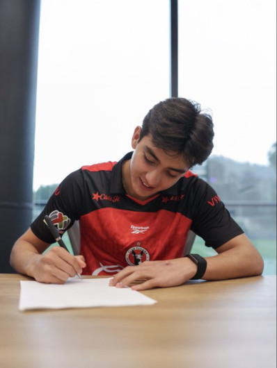Gilberto Mora renueva con Xolos