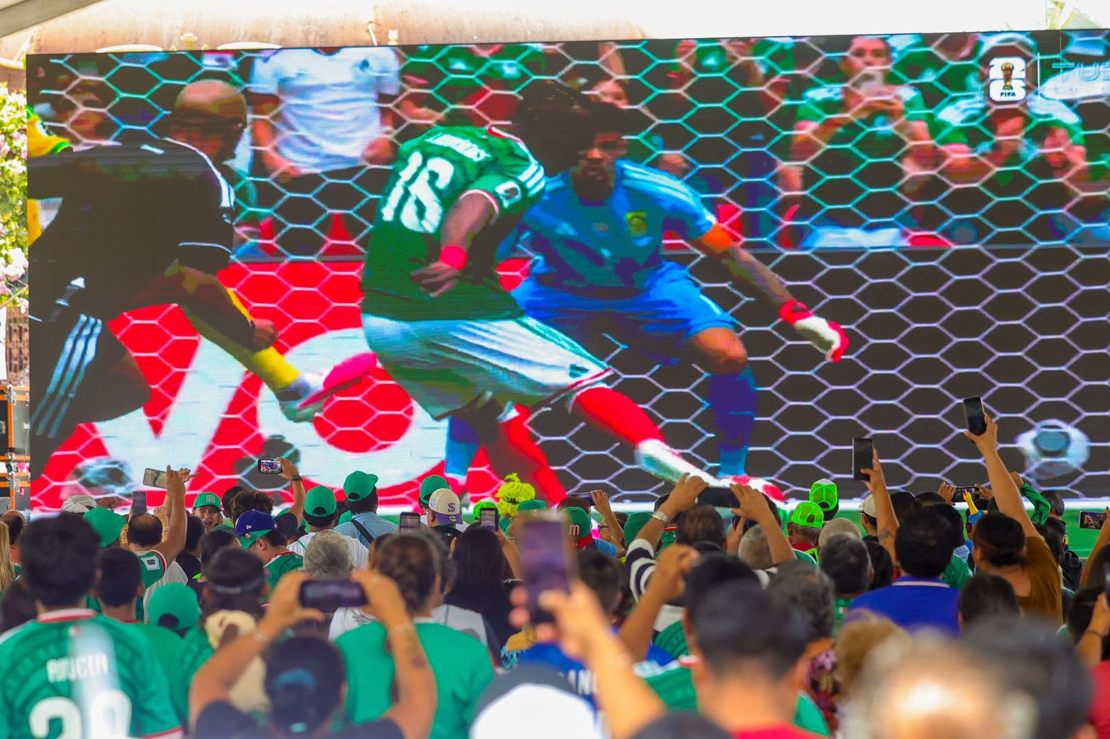 Compartieron emociones del Mundial de Futbol familias reynosenses en la plaza Miguel Hidalgo
