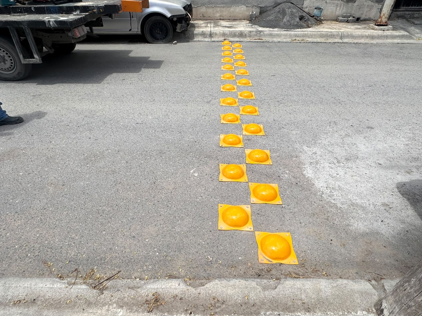 Mejora Gobierno de Carlos Peña Ortiz seguridad vial con instalación de boyas de tráfico