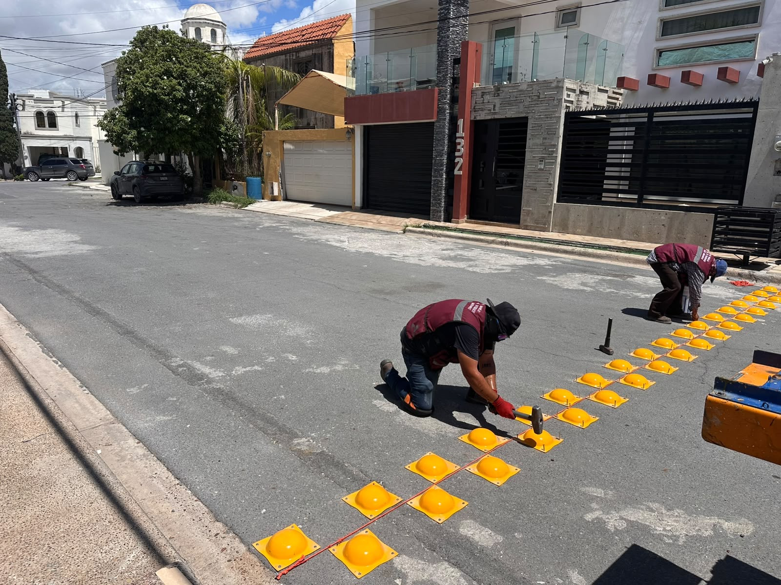 Mejora Gobierno de Carlos Peña Ortiz seguridad vial con instalación de boyas de tráfico