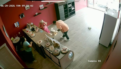 Clientes tiran pasteles y toman celular en sucursal Vista Hermosa