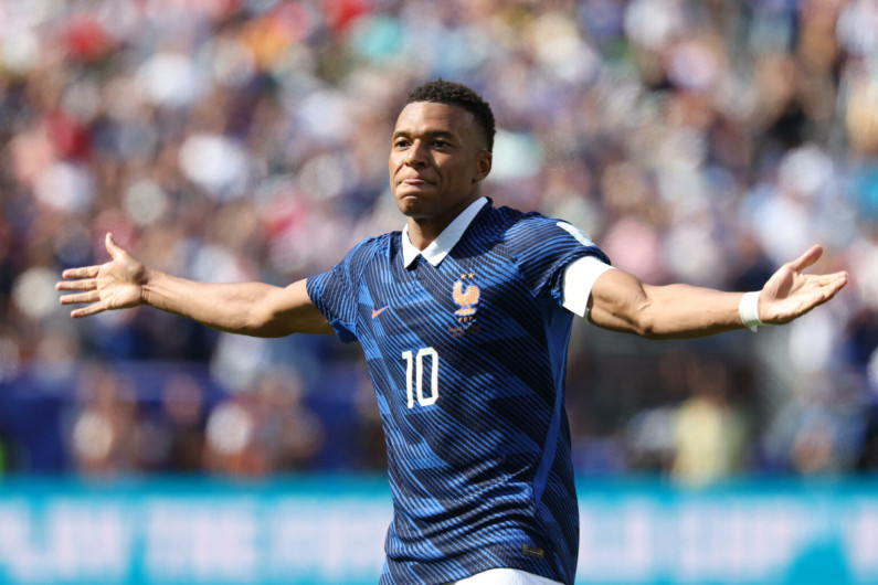 Mbappé responde a senadora paraguaya y la acusa de racismo