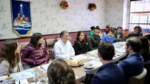 Jóvenes queretanos reciben a Meade