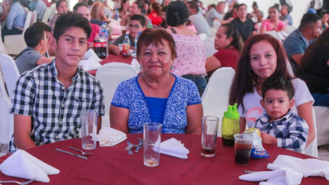 Convive Alcaldesa Maki Ortiz con trabajadores municipales