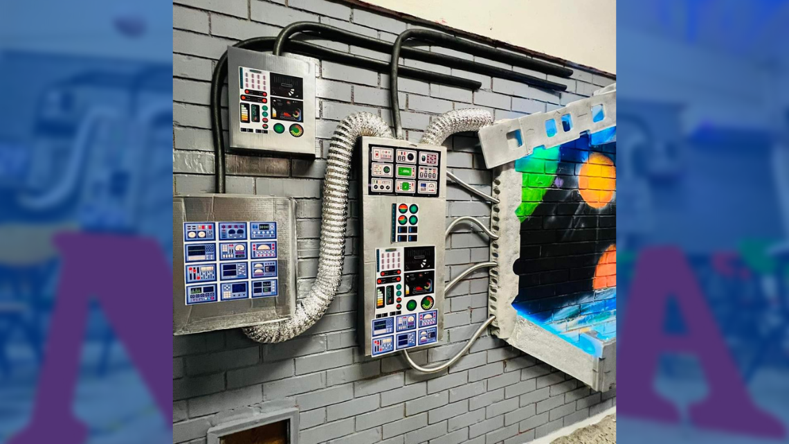 Todos a bordo: El Profe Chido decoró su salón de la NASA para estudiantes