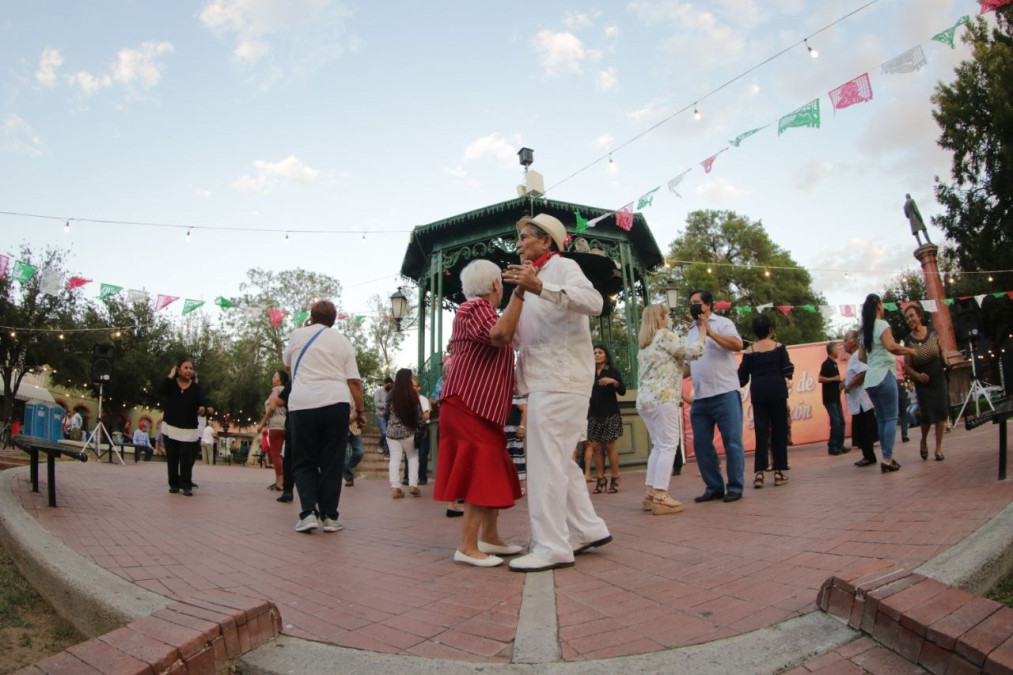 Reactivan dinamismo y economía del centro histórico con viernes de danzón