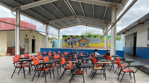 Techo de salón se cae a pedazos; toman clases en el patio