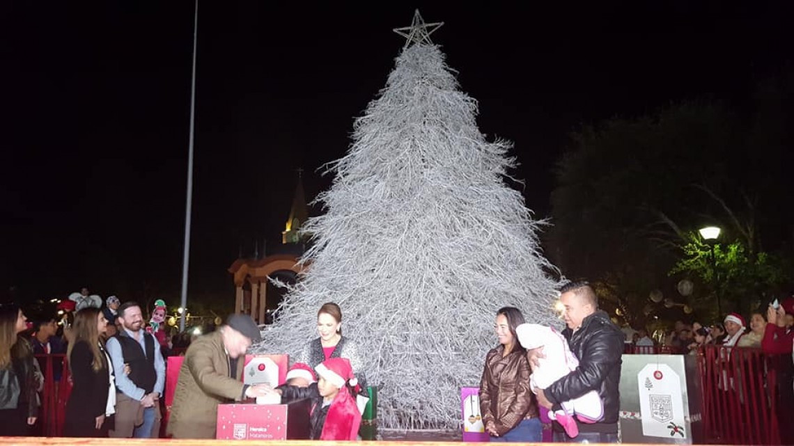 Disfrutan matamorenses de desfile y encendido de pino