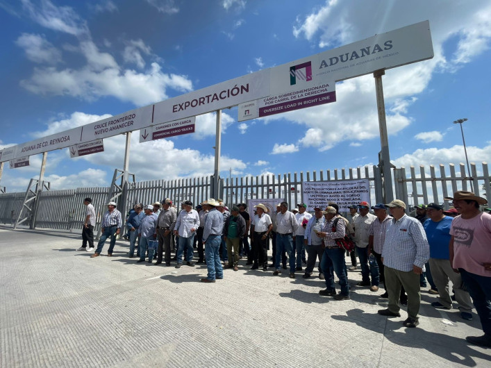 Productores bloquean de nuevo el Puente Pharr
