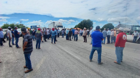 Agricultores tamaulipecos se suman a protesta nacional; bloquean la carretera Victoria–Matamoros