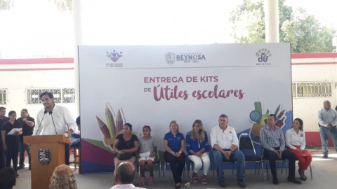Entrega Reto Útil 1500 kits de artículos escolares 